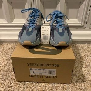 Yeezy boost 700 carbon blue